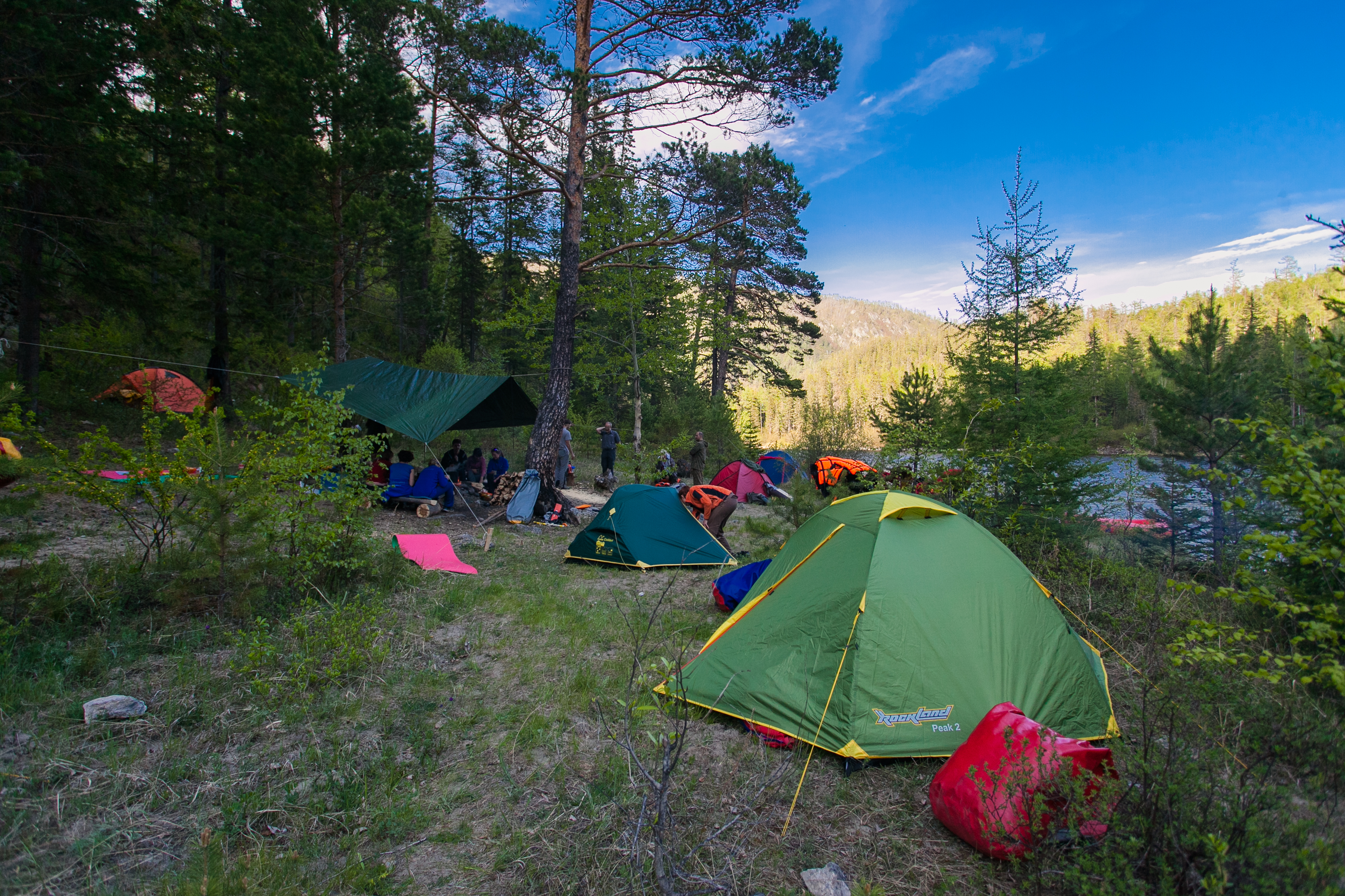 Лагерь на берегу озера. Палаточный лагерь на Байкале. Палаточный лагерь на Байкале Листвянка. Озеро Байкал палаточные городки. Кемпинг на озере Байкал.