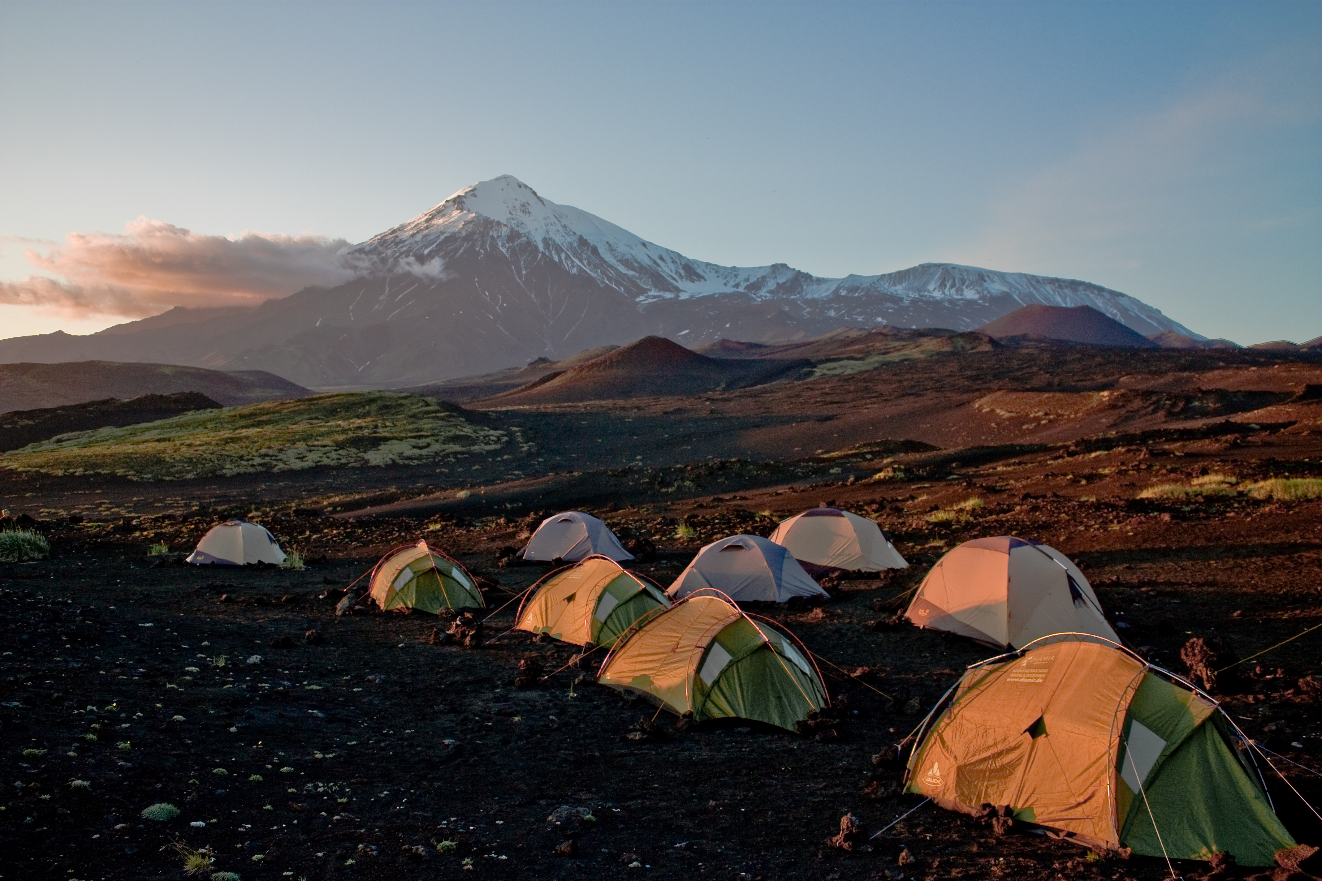 Камчатка туры 2024. Камчатка поход на Толбачик. Camping Толбачик Камчатка. Глэмпинг Толбачик Камчатка. Палаточный лагерь Мутновский вулкан.